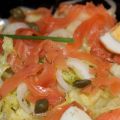 Ensalada de patata, lechuga y salmón