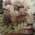 Pasta con setas, gambas y tacos de jamon.