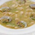 Fabes con almejas al vapor y aceite de cebollino