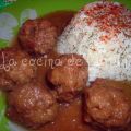 Albóndigas de carne en salsa de cebolla.
