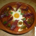 HUEVO GRATINADO SOBRE PIPERRADA CON CECINA
