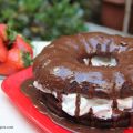 ChocoCola Bundt Cake relleno de fresas con nata