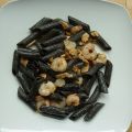 PENNE AL NERO DI SEPIA CON GAMBAS, SALMÓN Y[...]
