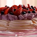 PAVLOVA DE FRESAS Y ARÁNDANOS