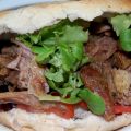 Kebab de cordero en mollete de Medina