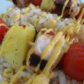 Brochetas de pollo y piña con arroz basmati