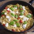 Pasta con tomatitos , mozzarella y albahaca