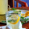 Refresco casero de saúco y limón con burbujas