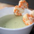 Crema de pepino con pincho de gambones