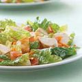 Ensalada de pollo y vegetales frescos