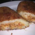 Puré de patata relleno de bacalao en salsa