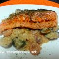 Salmón a la plancha sobre risoto marinero