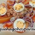 Ensalada de tomate, atún, huevo y cebolla morada
