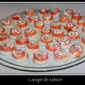 Un canapé de salmón y queso muy ... colorido