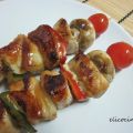 Brochetas de pollo y verduras