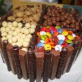 Tarta decorada con Kit Kats y otros elementos