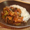 Cerdo con pak choi verde, cebollas y soja