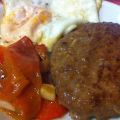 Hamburguesas con huevo frito y pimientos